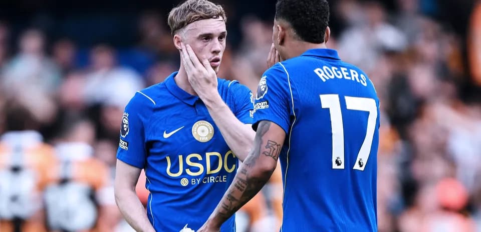 Deux joueurs discutant sur le terrain après le match