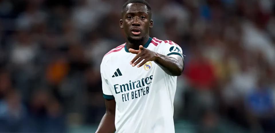 Joueur de football de Real Madrid en action