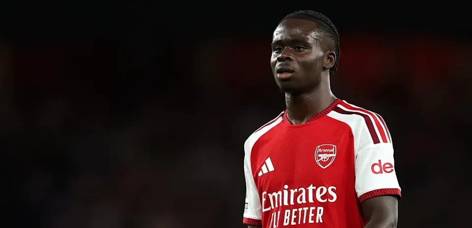 Joueur d'Arsenal portant le maillot rouge sur le terrain