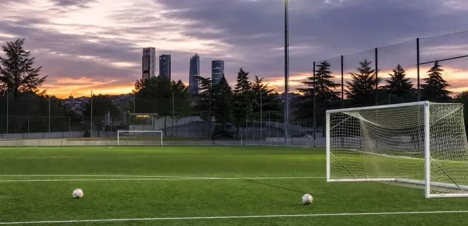 Terrain de football avec ballon et immeubles en arrière-plan