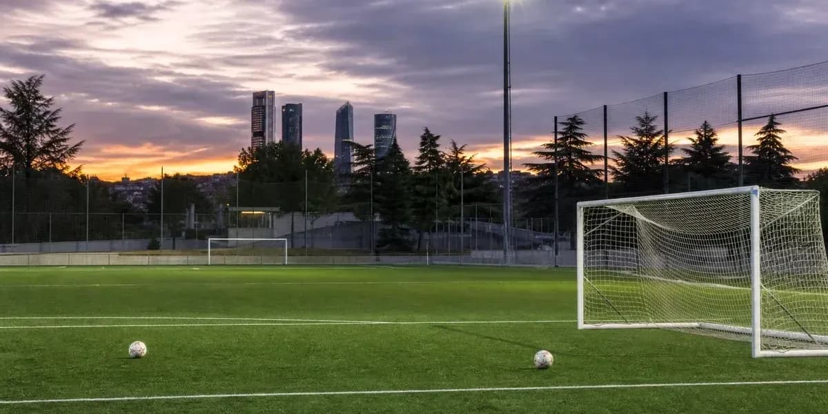 Terrain de football avec ballon et immeubles en arrière-plan