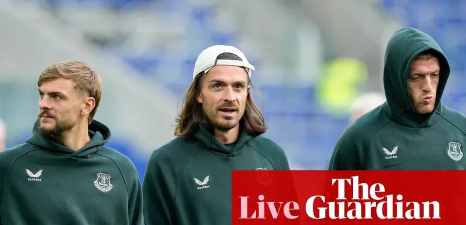 Joueurs d'Everton marchant sur le terrain avant le match