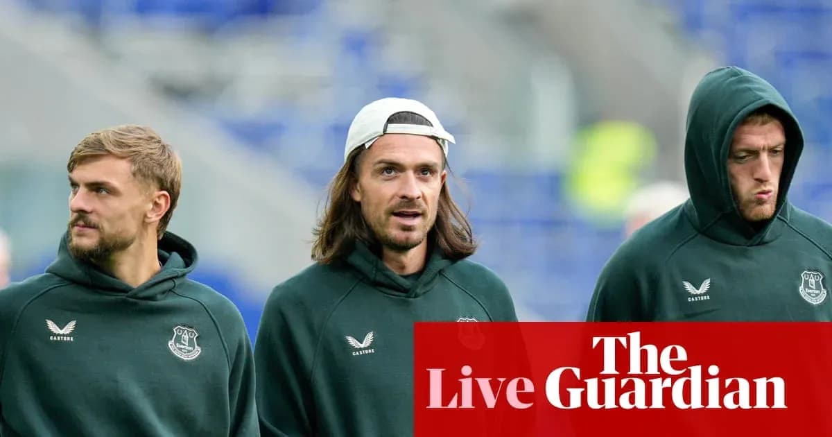 Joueurs d'Everton marchant sur le terrain avant le match