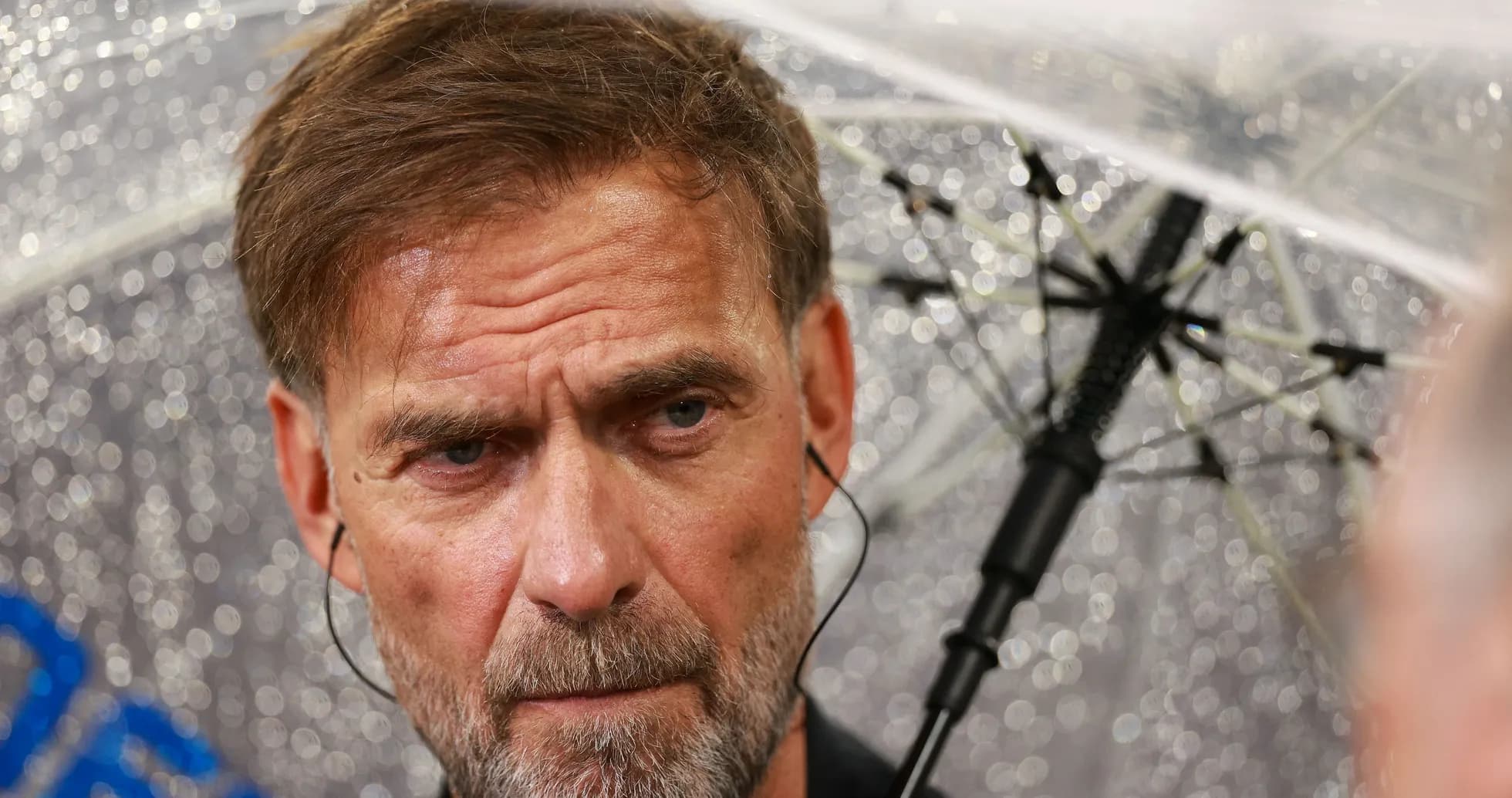 Entraîneur sous un parapluie lors d'une conférence