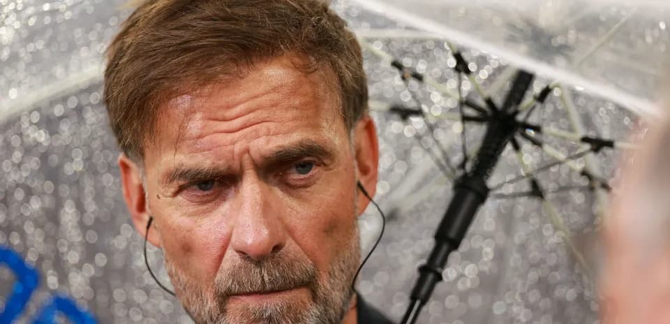 Entraîneur sous un parapluie lors d'une conférence