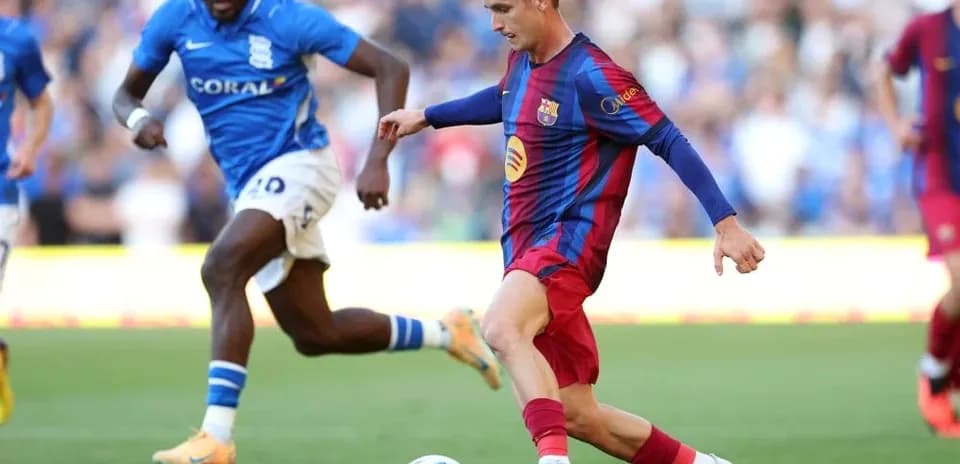 Joueur de Barcelone dribblant un adversaire de Birmingham