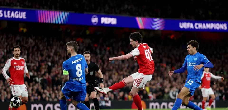 Un joueur d'Arsenal tire au but contre Leverkusen