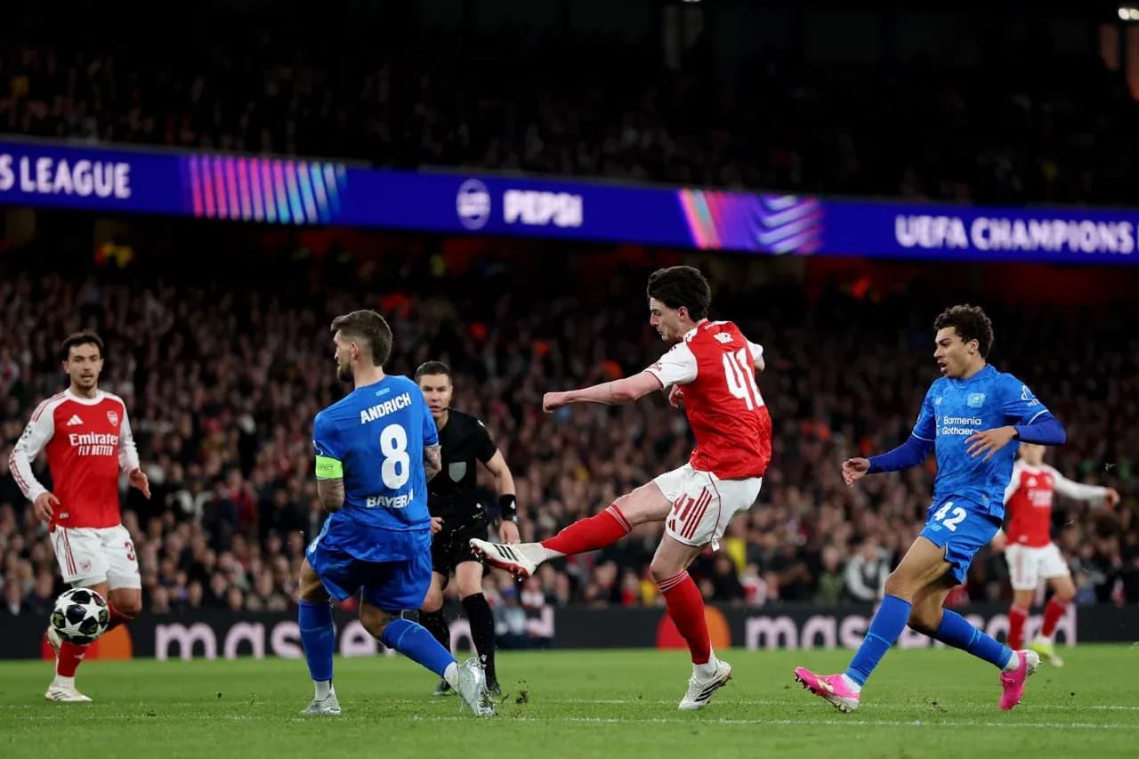 Un joueur d'Arsenal tire au but contre Leverkusen