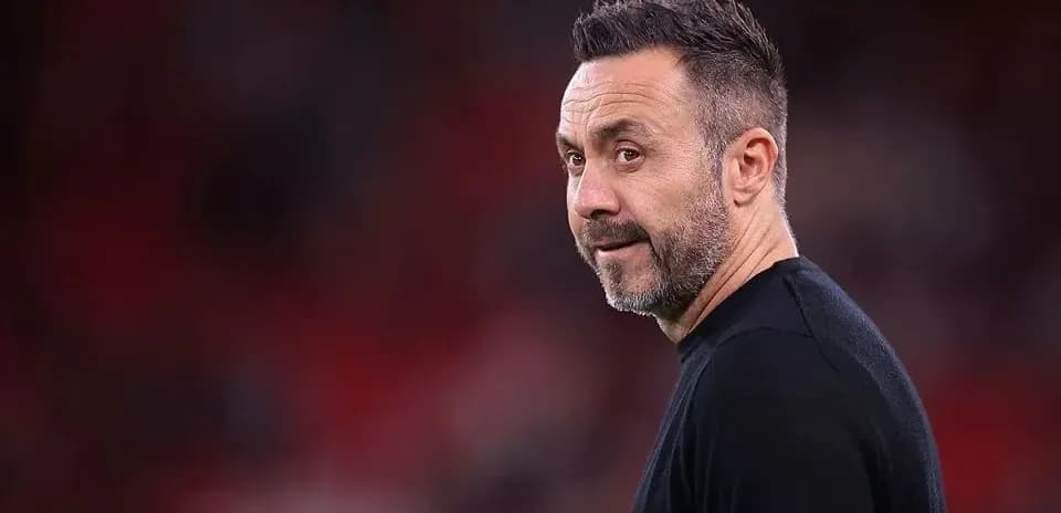 Entraîneur observant le match depuis le bord du terrain