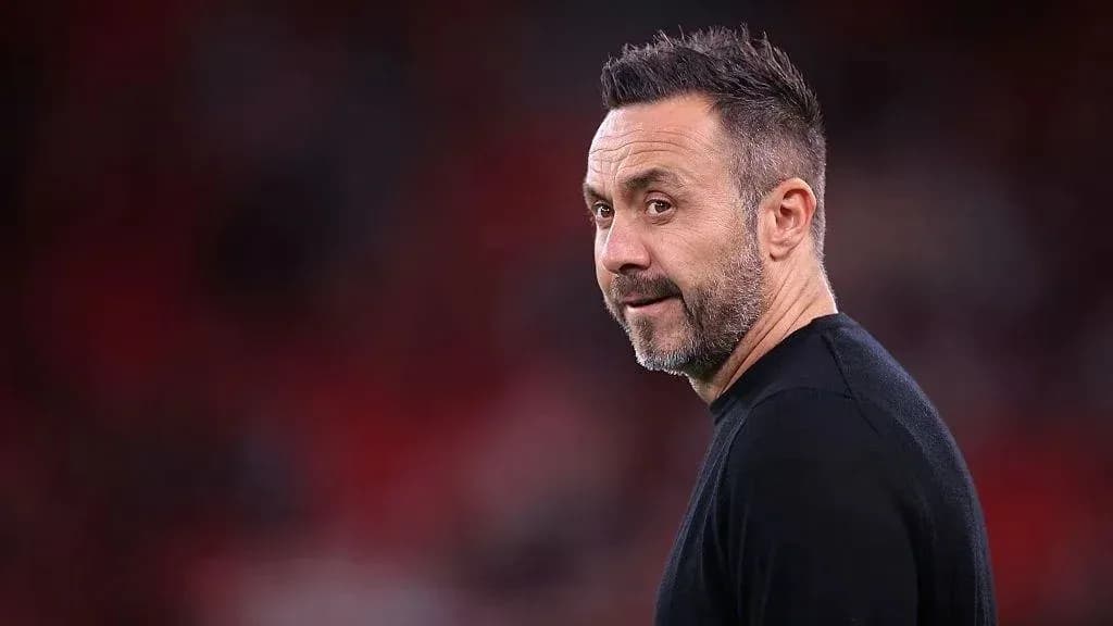 Entraîneur observant le match depuis le bord du terrain