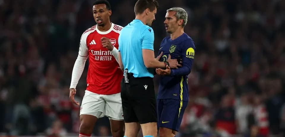 Joueurs d'Arsenal et Atlético discutant avec l'arbitre