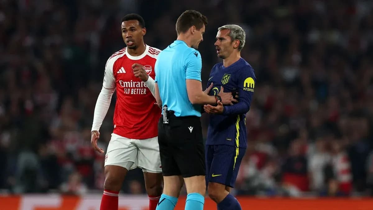 Joueurs d'Arsenal et Atlético discutant avec l'arbitre
