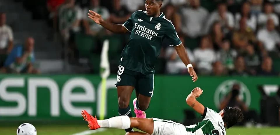 Joueur de Real Madrid chutant après un tacle