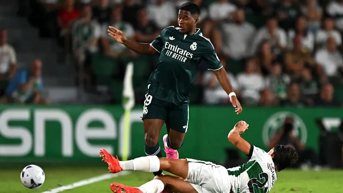 Joueur de Real Madrid chutant après un tacle