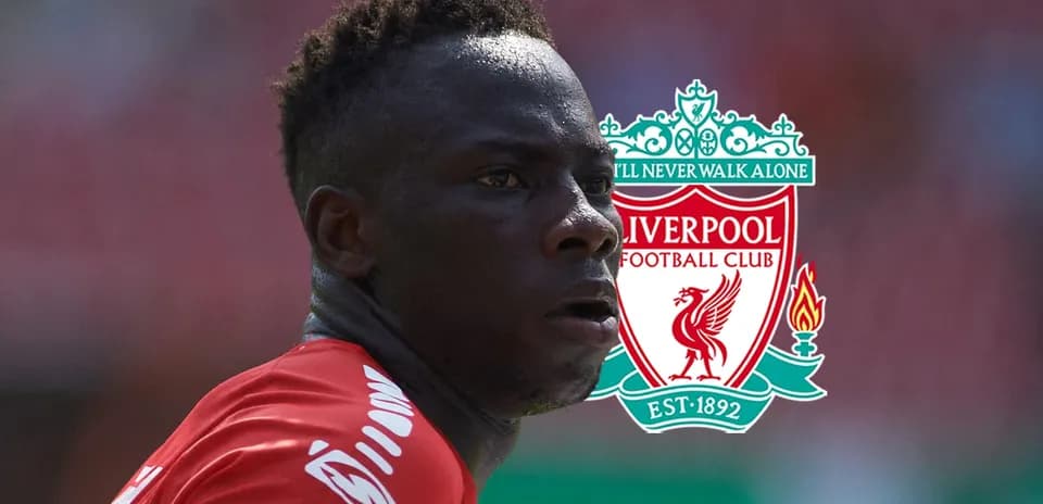 Joueur de Liverpool en action sur le terrain
