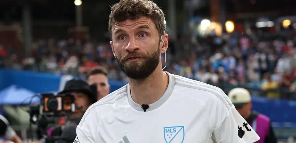 Arbitre en uniforme MLS sur le terrain
