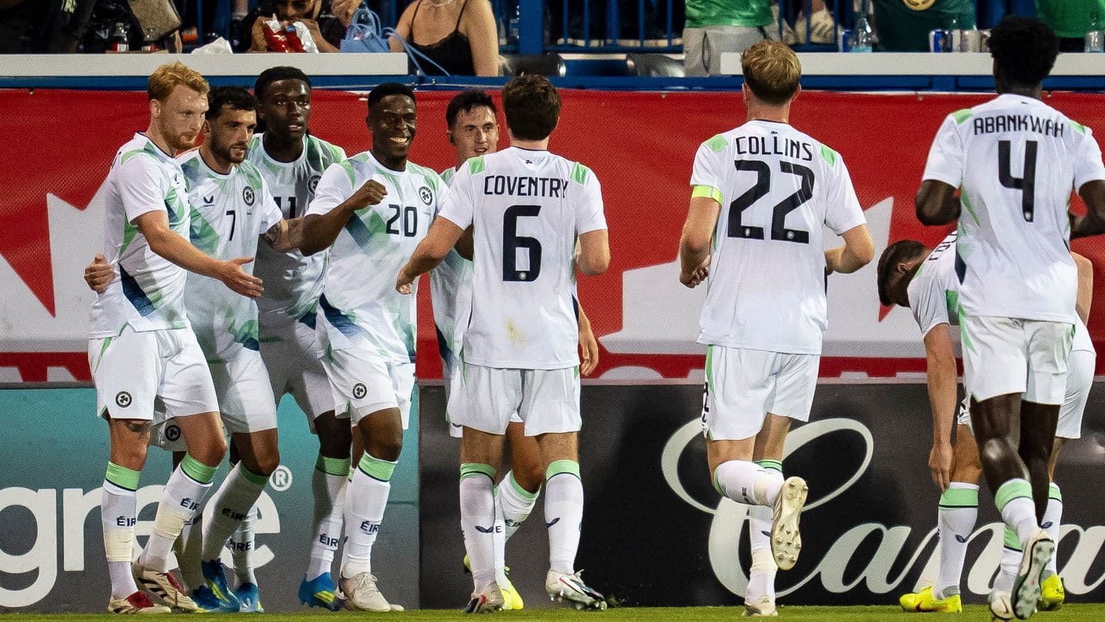 Joueurs célébrant un but sur le terrain