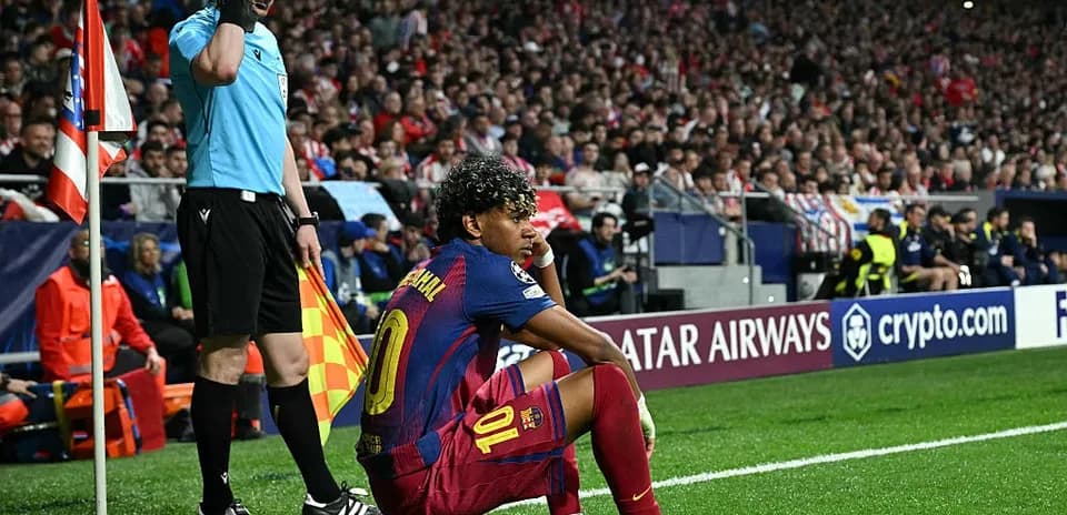 Joueur de Barcelone prêt à tirer un corner
