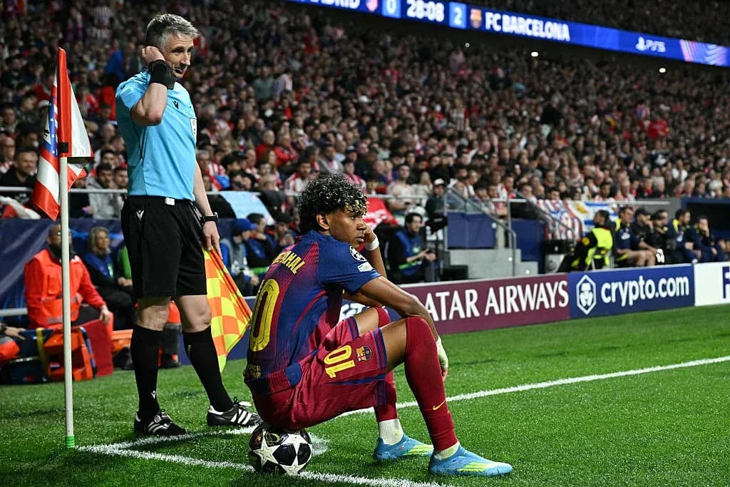 Joueur de Barcelone prêt à tirer un corner