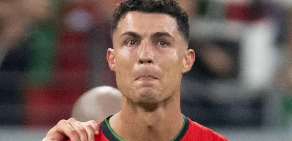 Joueur en maillot rouge avec larmes sur le visage