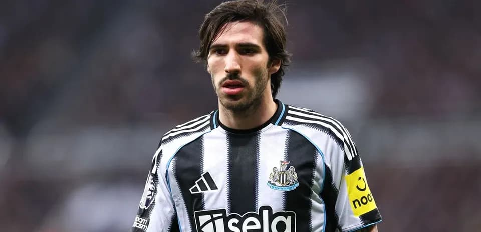 Joueur de Newcastle en uniforme avec brassard de capitaine