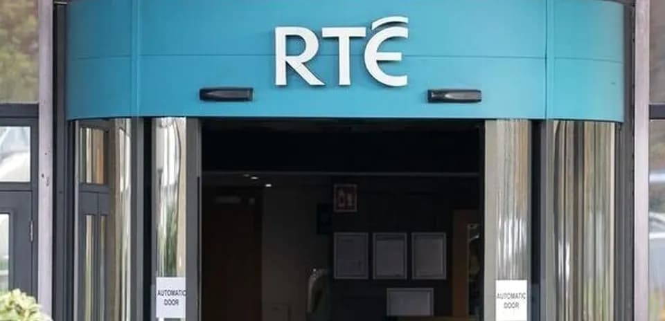 Entrée du bâtiment RTÉ avec porte automatique