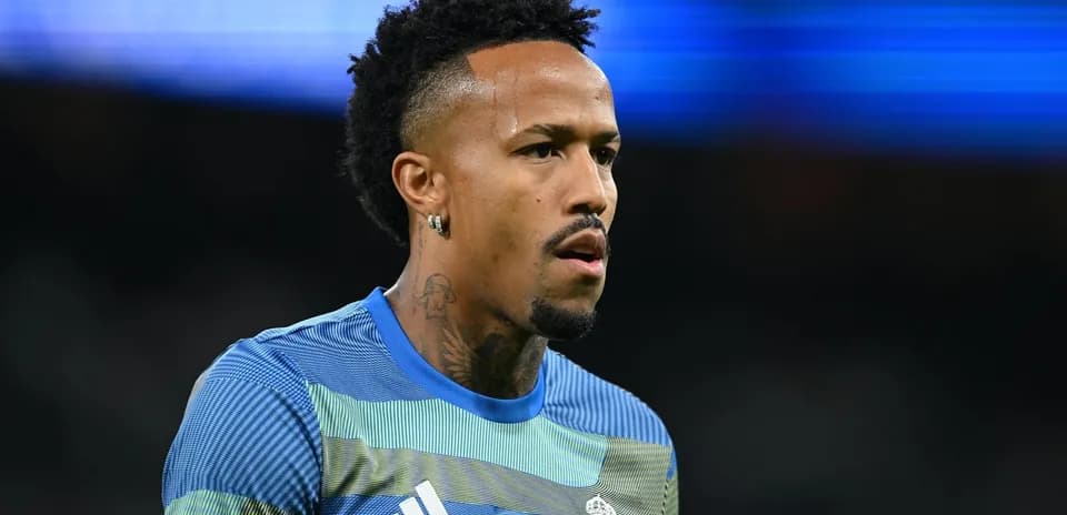 Joueur en maillot du Real Madrid sur le terrain