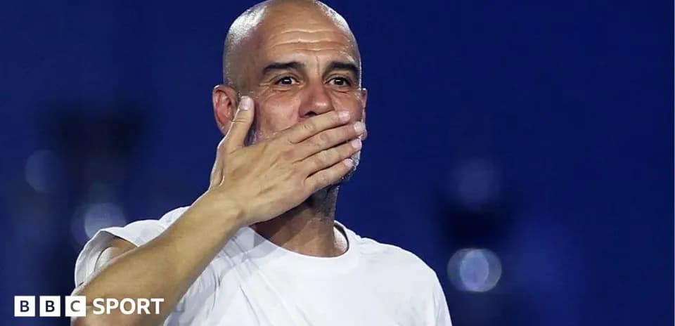 Entraîneur saluant les supporters après le match