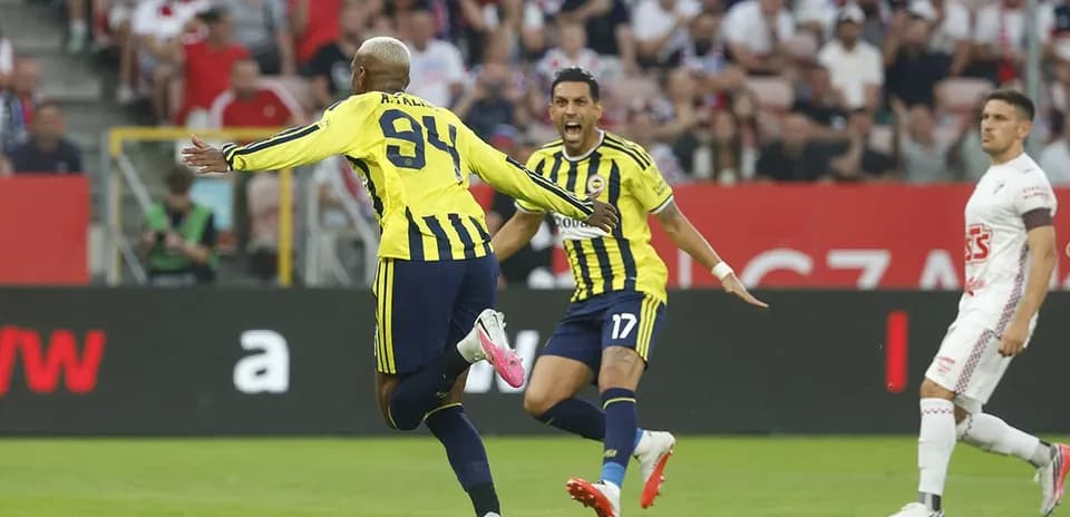 Joueurs de Fenerbahçe célébrant un but