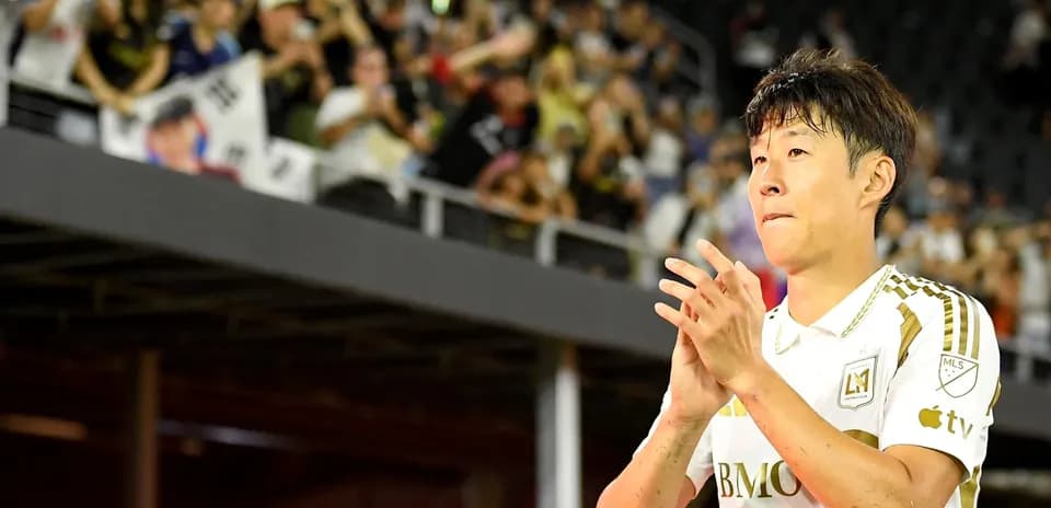 Joueur applaudissant devant des supporters en tribune