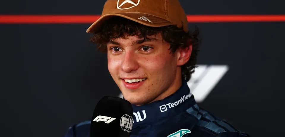 Pilote de Formule 1 souriant lors d'une interview