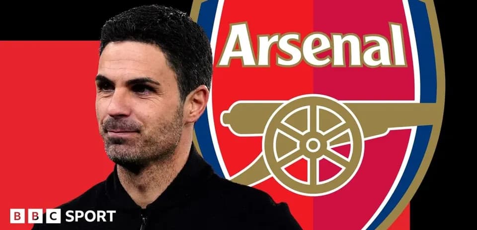 Mikel Arteta avec le logo d'Arsenal en arrière-plan