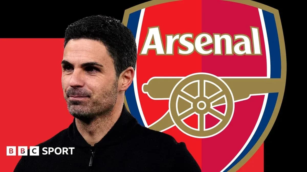 Mikel Arteta avec le logo d'Arsenal en arrière-plan