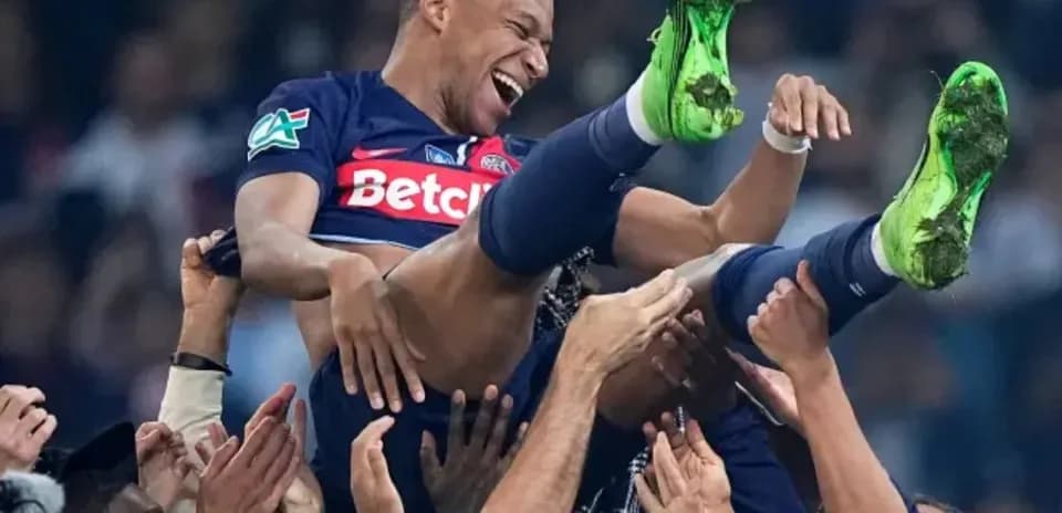 Joueur célébrant avec des supporters après un match
