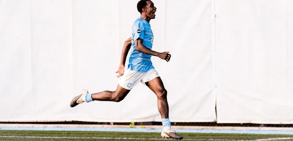 Joueur courant sur le terrain après un but marqué