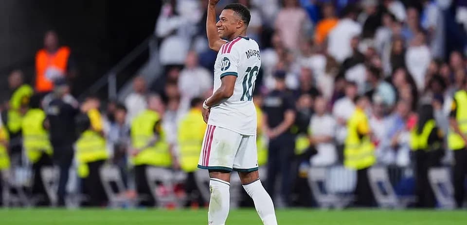 Kylian Mbappé célébrant avec le ballon