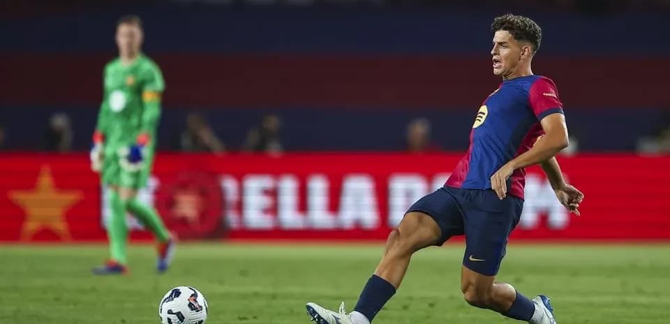 Joueur du FC Barcelone tirant le ballon lors du match