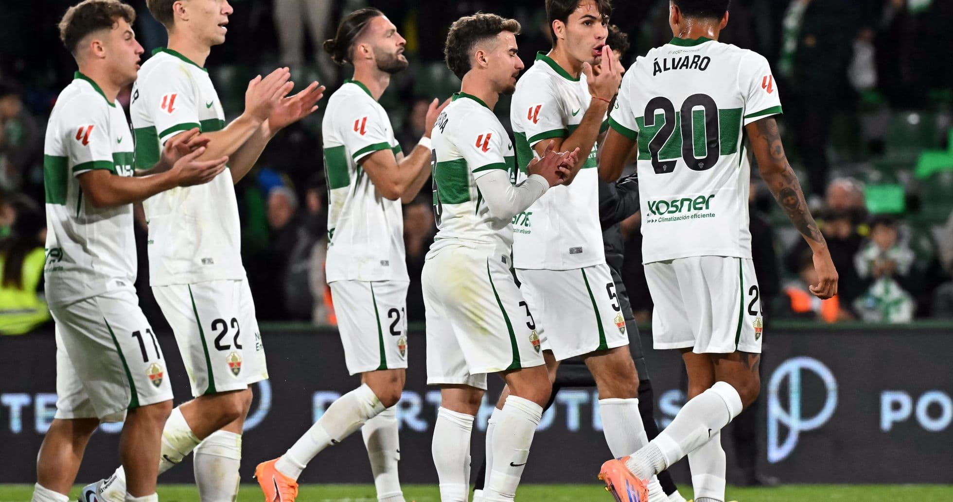 Joueurs d'Elche célébrant un but