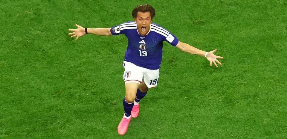 Joueur japonais célébrant un but