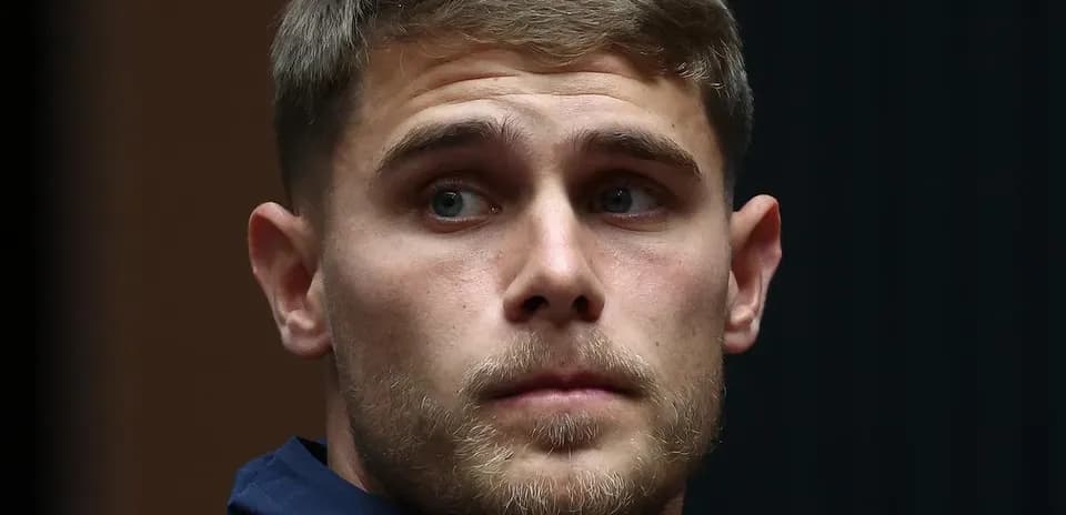 Joueur de football en tenue de club regardant à droite