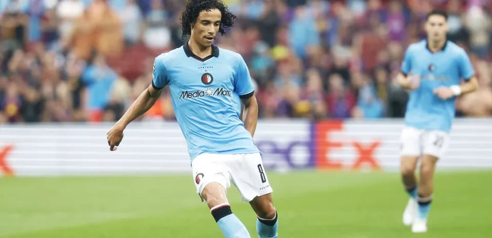 Joueur de football en action sur le terrain