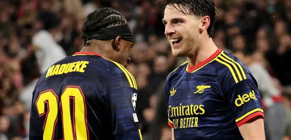 Deux joueurs d'Arsenal célébrant un moment de jeu