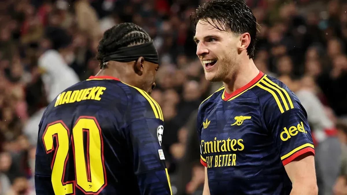 Deux joueurs d'Arsenal célébrant un moment de jeu