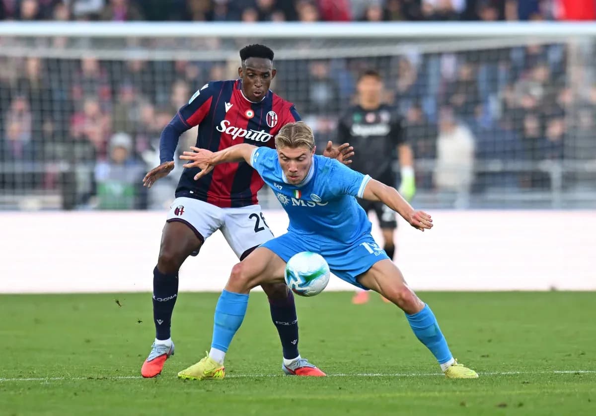 Joueurs de Naples et Bologna en action
