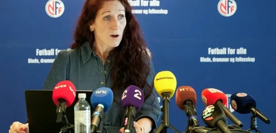 Femme parlant lors d'une conférence de presse