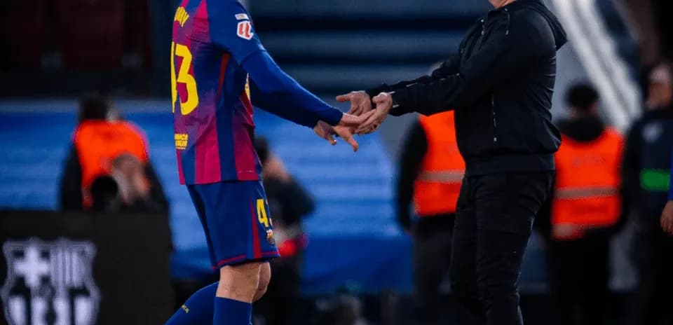 Joueur du FC Barcelone échangeant avec l'entraîneur