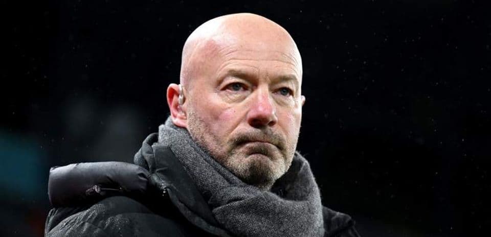 Entraîneur observant le match sur le bord du terrain