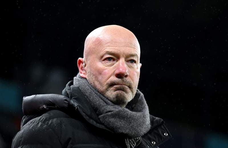 Entraîneur observant le match sur le bord du terrain
