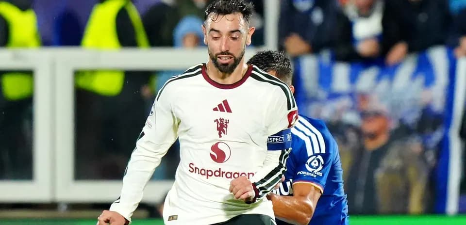 Joueur portant un maillot blanc en action sur le terrain