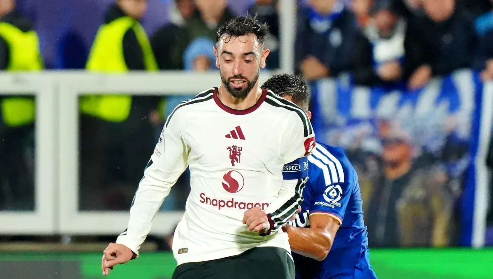 Joueur portant un maillot blanc en action sur le terrain